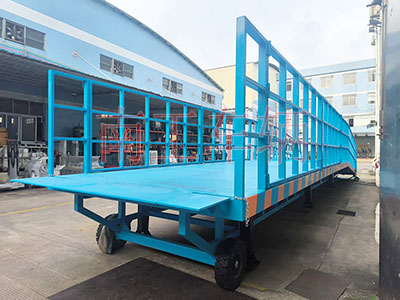 13吨重型移动式登车桥 护栏加高4I.jpg